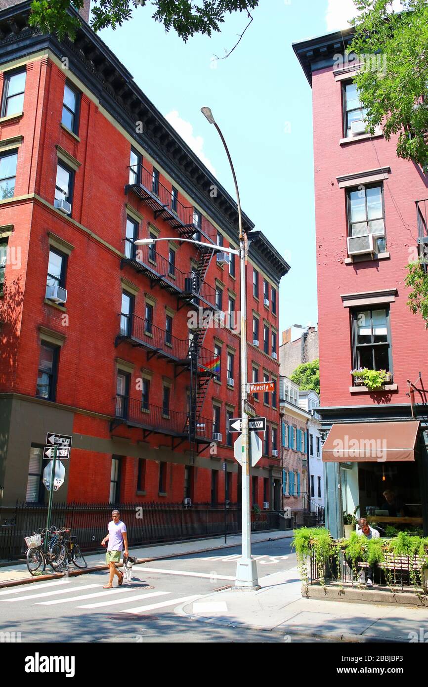 Ecke von Homosexual Street und Waverly Place in der Wohngegend von West Village, Manhattan am 26. JULI 2019 in New York, USA. (Foto von Wojciech Migda) Stockfoto