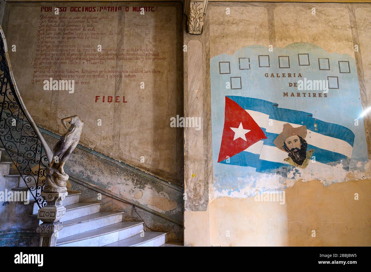 Treppenaufgang in Paladar La Guarida mit Wandbild von Camilo Cienfuegos Gorriarán, einer kubanischen revolutionären und patriotischen Passage von Fidel Castro, Centro, Havanna, Kuba Stockfoto