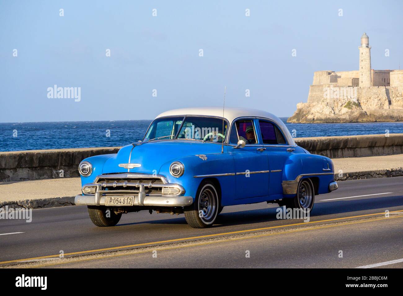 Klassischer Chevrolet der Fünfziger, auf dem Malecon, mit Morro Castle Beyond, Centro, Havanna, Kuba Stockfoto