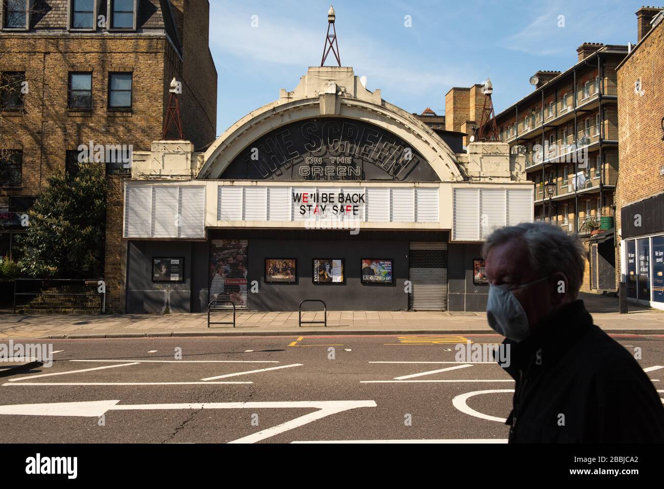 Mann trägt Gesichtsmaske in London, England, während Corona Virus Sperrung. Stockfoto