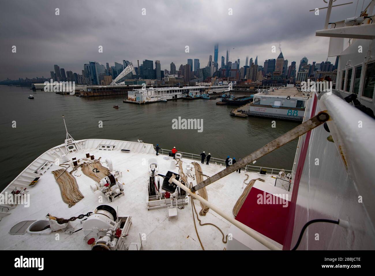 New York, Vereinigte Staaten von Amerika. März 2020. Das US Navy Military Sealift Command Hospitalschiff USNS Comfort fährt den Hudson River hinauf, um bei Ankunft im Hafen von New York am Pier 90 anzudocken, am 30. März 2020 in New York City, New York. Der Comfort setzt sich zur Unterstützung der COVID-19-Reaktionsbemühungen der Nation in die Stadt ein. Kredit: Sara Eshleman/USA Navy/Alamy Live News Stockfoto