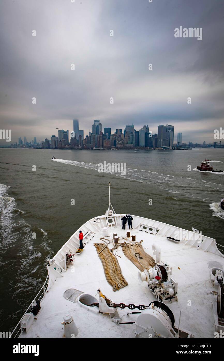 New York, Vereinigte Staaten von Amerika. März 2020. Das US Navy Military Sealift Command Hospitalschiff USNS Comfort fährt den Hudson River hinauf, um bei Ankunft im Hafen von New York am Pier 90 anzudocken, am 30. März 2020 in New York City, New York. Der Comfort setzt sich zur Unterstützung der COVID-19-Reaktionsbemühungen der Nation in die Stadt ein. Kredit: Sara Eshleman/USA Navy/Alamy Live News Stockfoto