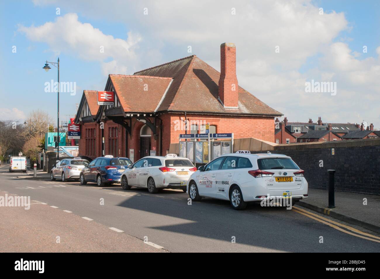 Taxis, die auf Passagiere vor dem Bahnhof in Poulton le Fylde Lancashire England Großbritannien warten. Stockfoto