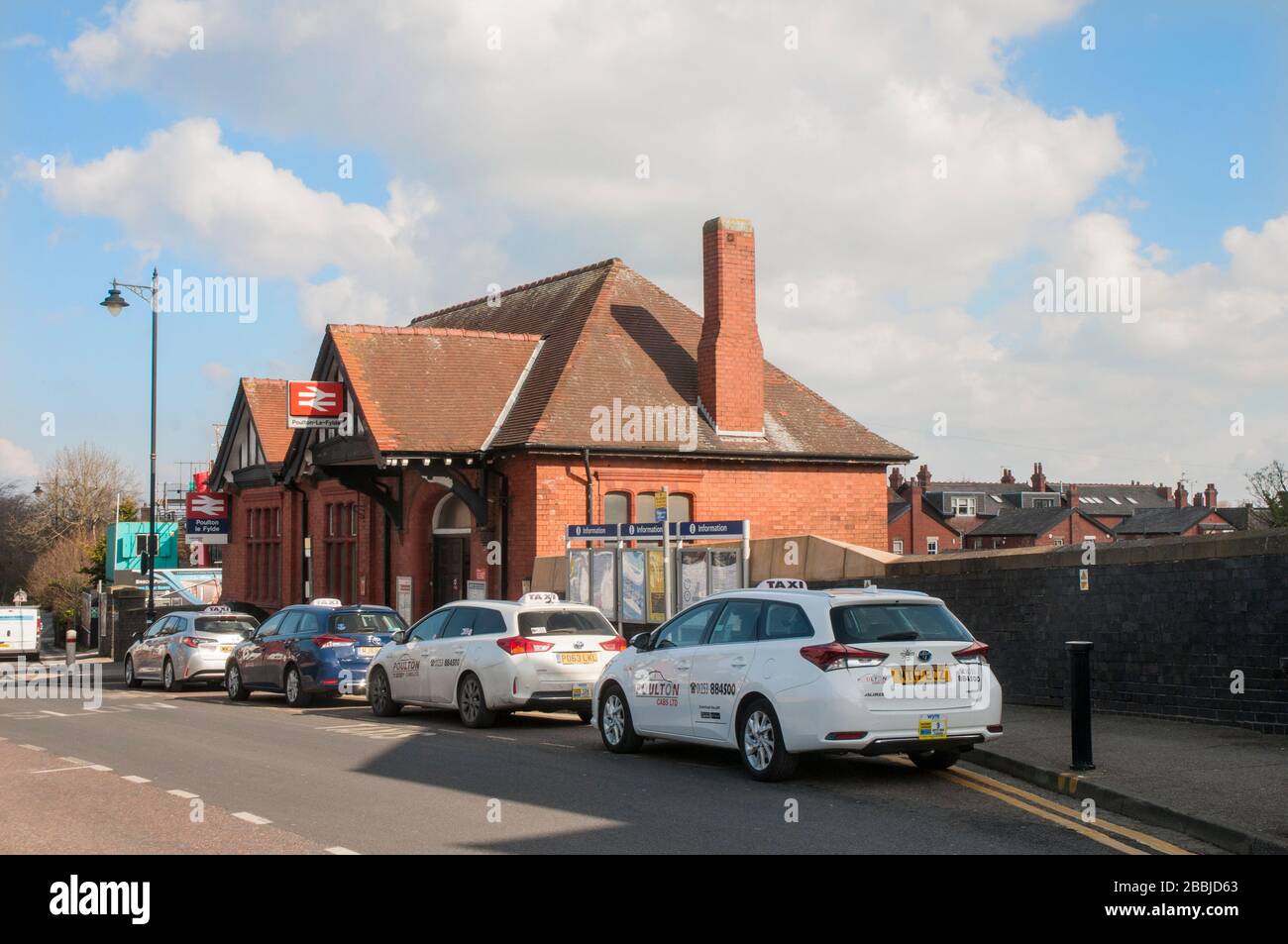 Taxis, die auf Passagiere vor dem Bahnhof in Poulton le Fylde Lancashire England Großbritannien warten. Stockfoto