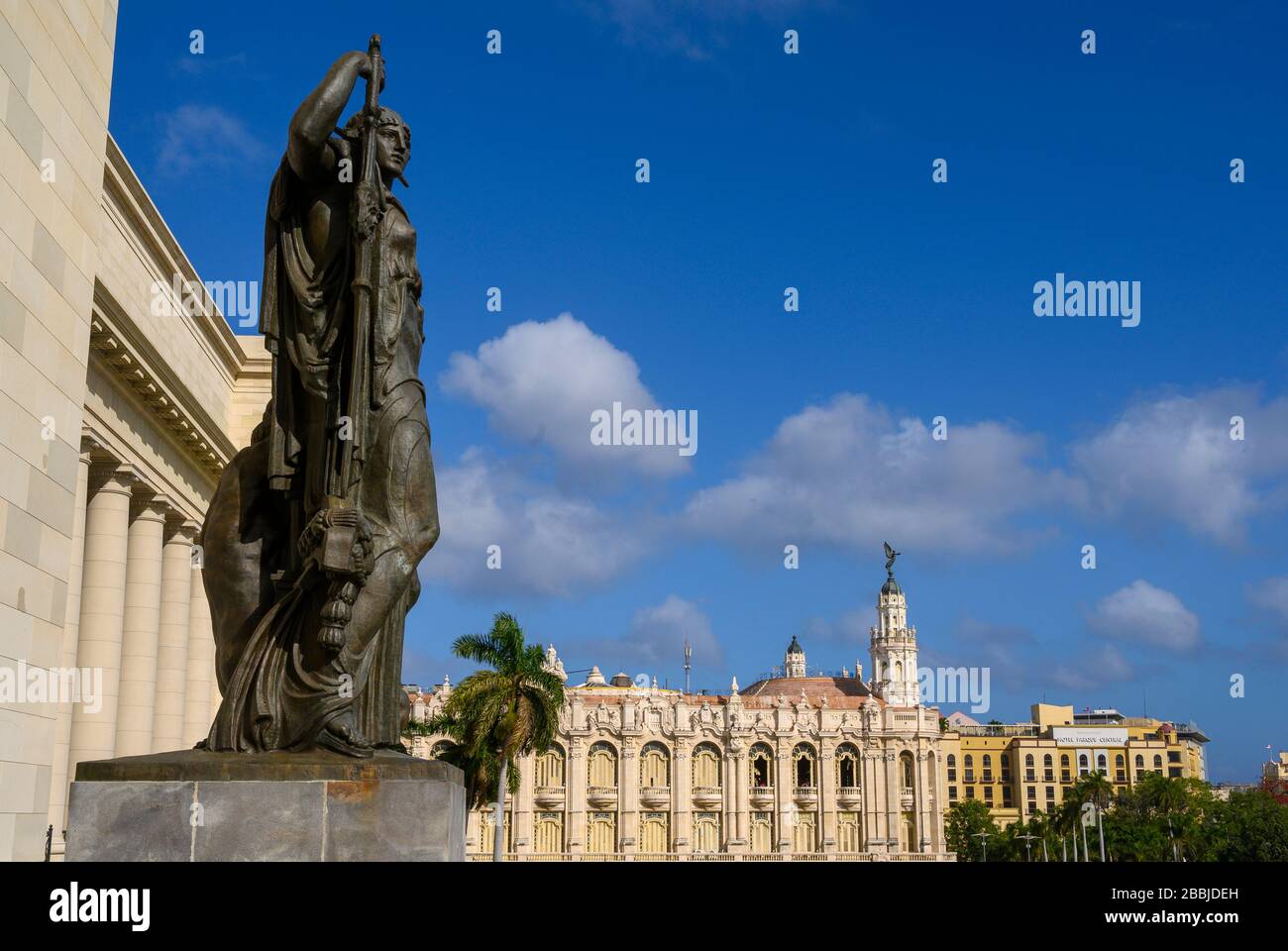 Statue der Tugend des italienischen Künstlers Angelo Zanelli auf den Stufen von El Capitolio oder dem nationalen Kapitolgebäude, Havanna, Kuba Stockfoto