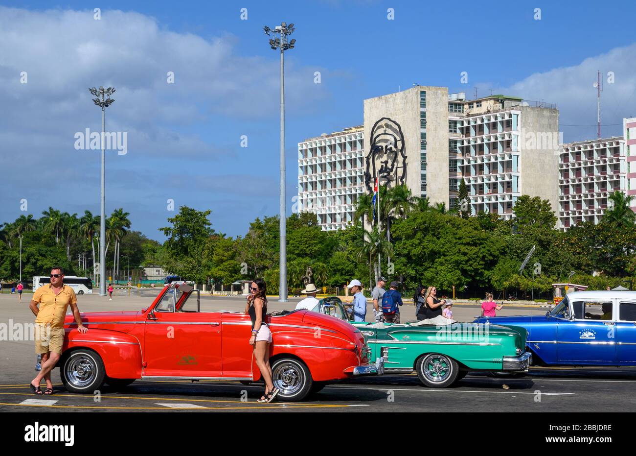 Touristen posieren an der Plaza de la Revolución oder am Revolutionsplatz, Havanna, Kuba Stockfoto
