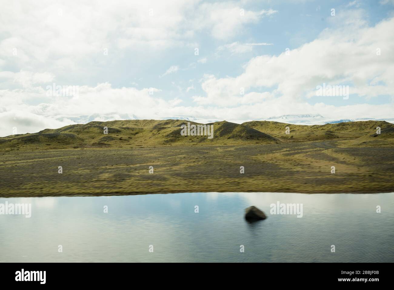 Island Landschaft Bewegungsunschärfe aus einem Auto aufgenommen Stockfoto