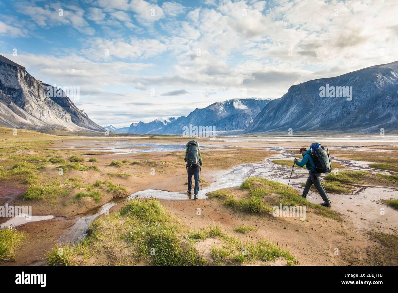 Backpacker wandern durch Akshayak Pass, Baffin Island, Kanada. Stockfoto