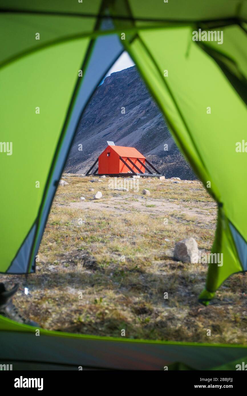 Blick auf die Notunterkunft durch die Zelttür. Stockfoto