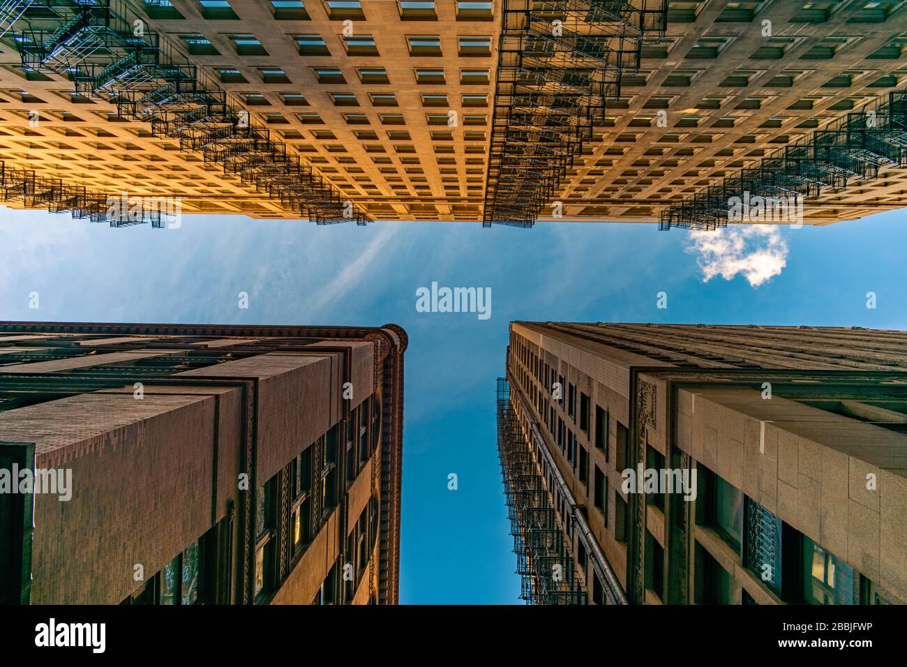 Nach oben Blick auf die Wolkenkratzer der Altstadt mit "Fire Escapes" in Chicago Stockfoto