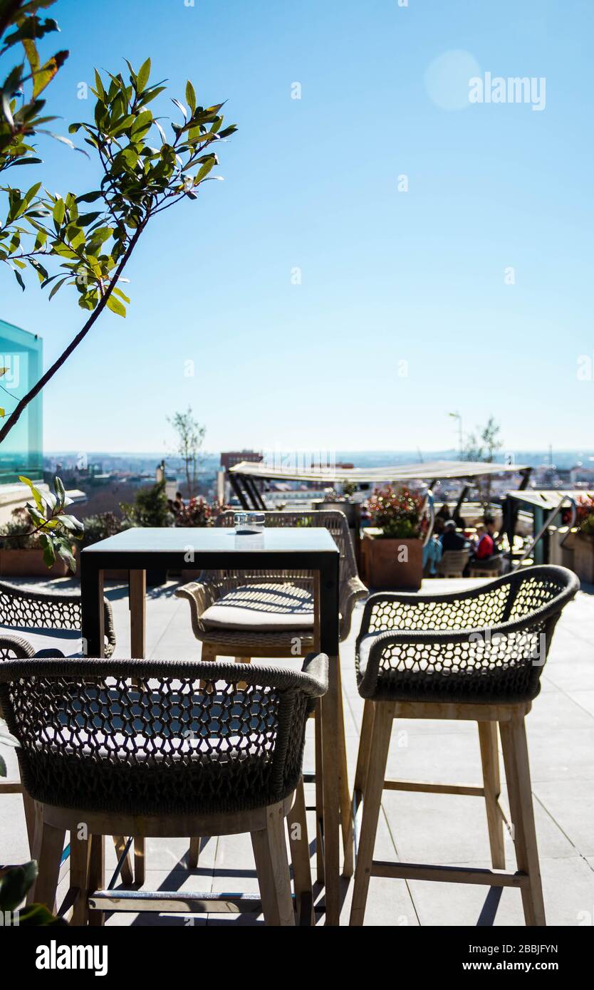 Street Cafe Tische Und Stühle Im Sunny Day Stockfoto
