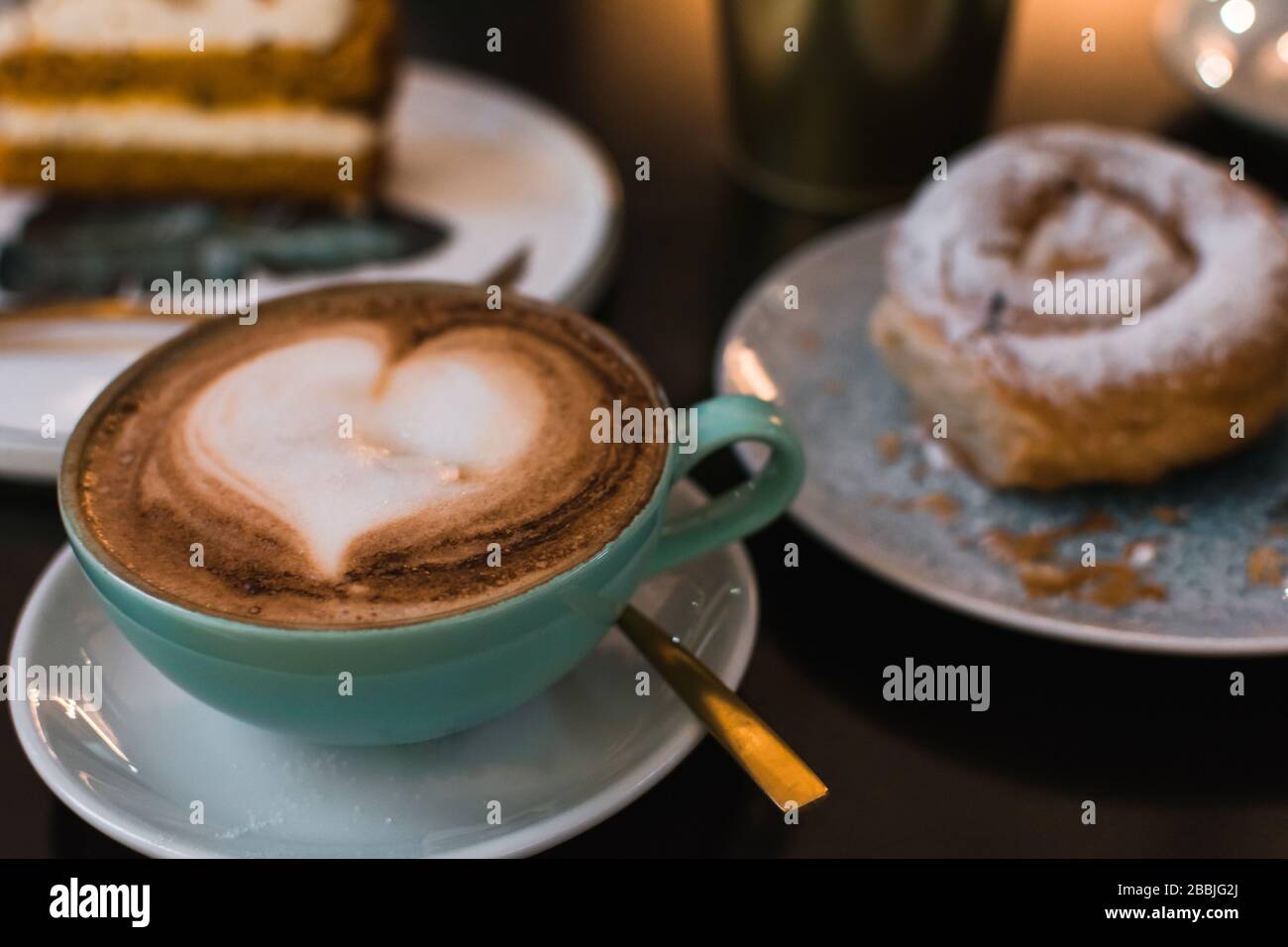 Kaffee und Gebäck auf einer Pub-Terrasse. Nahaufnahme des Bildes Stockfoto