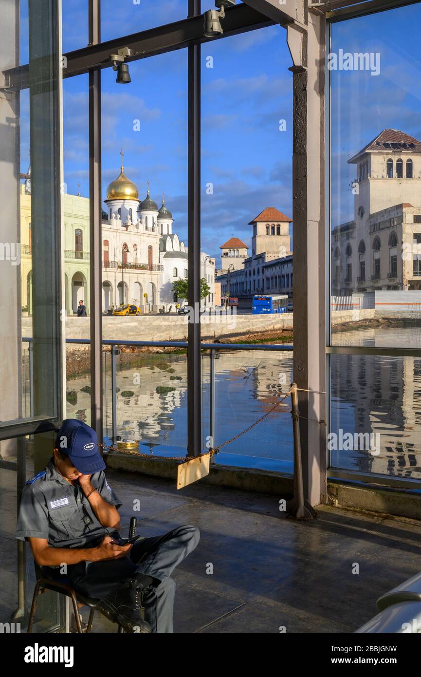 Fährterminal, Havanna, Kuba. Unsere Liebe Frau von der Kasaner orthodoxen Kathedrale darüber hinaus. Stockfoto