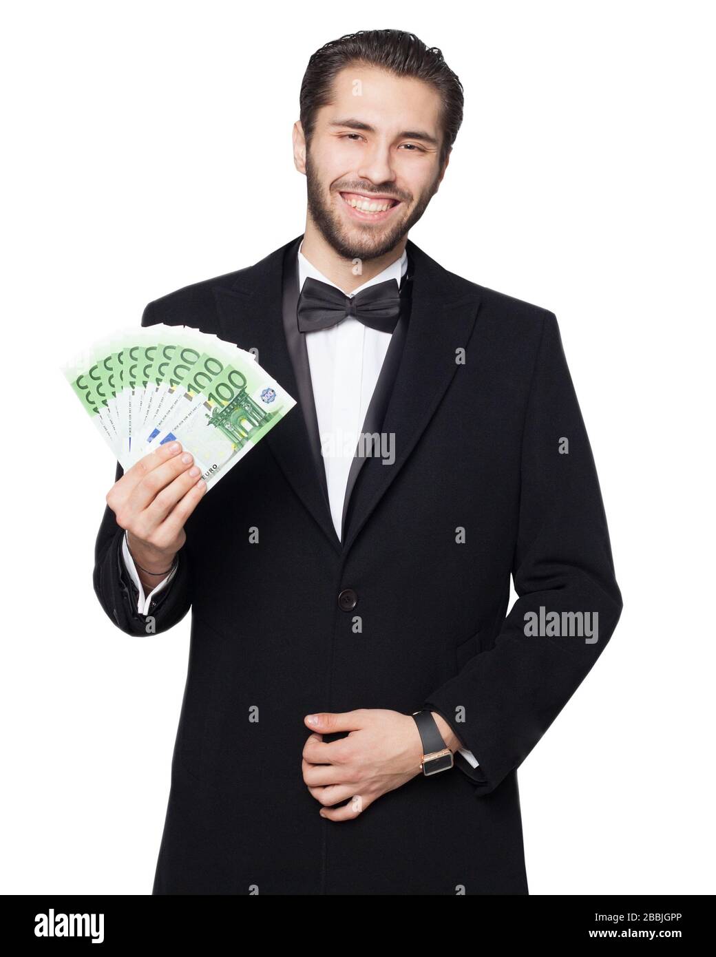 Hai des Kapitalismus. Junge männliche Unternehmer zeigen gerne Euro-Geld. In einem schwarzen Anzug mit Schleife und Mantel gekleidet. Stockfoto