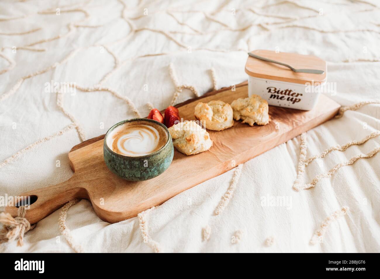 Faules Sonntagsfrühstück im Bett Stockfoto