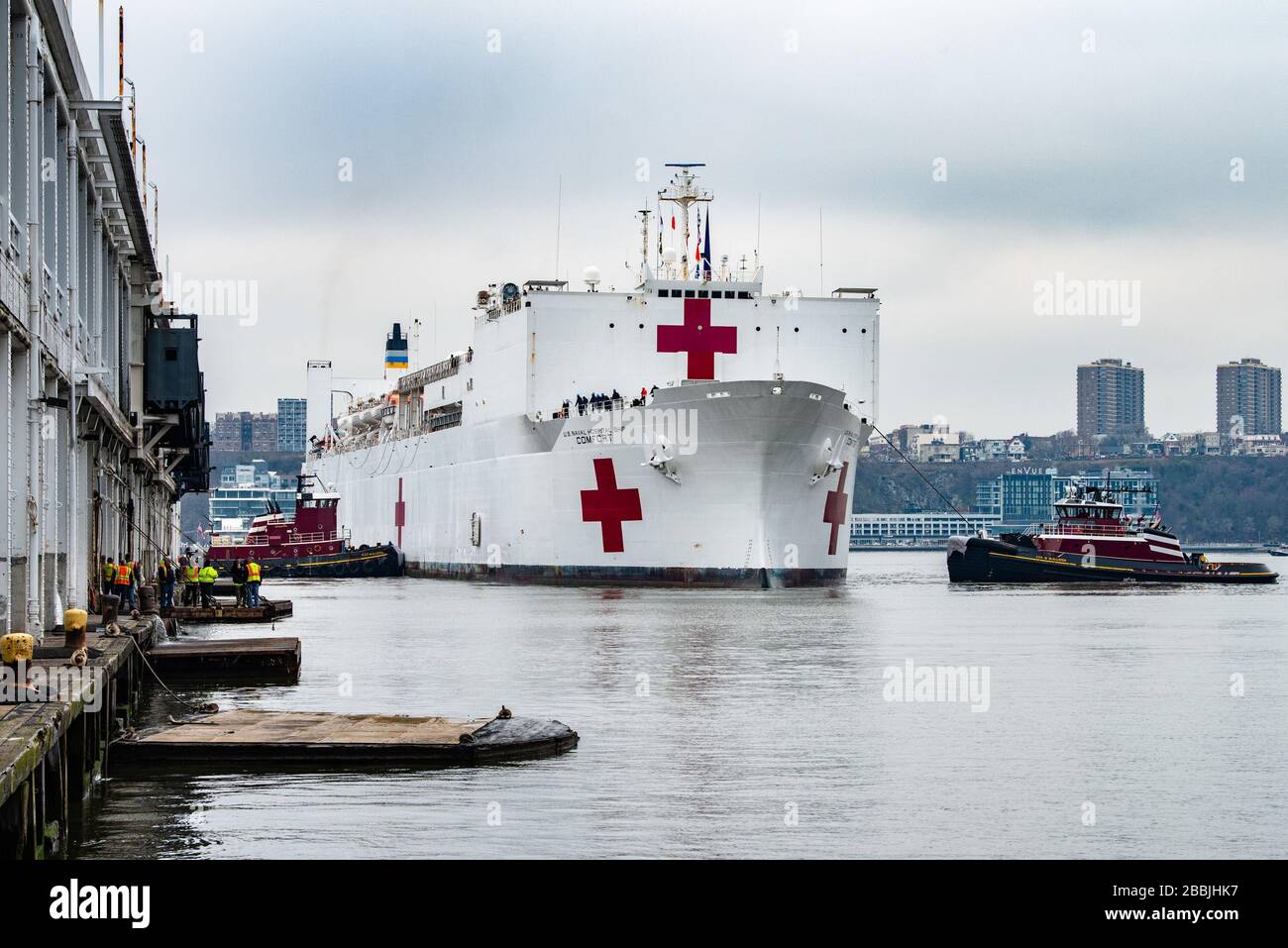 New York, New York, 30. März 2020 - der USNS Comfort kam im Hafen von New York an, um die nationale, staatliche und lokale Reaktion auf das Coronavirus (COVID-19) zu unterstützen. Das Krankenhausschiff wird etwa 1.000 Betten für Patienten mit dringender Versorgung bereitstellen, die nicht mit dem Virus infiziert sind, was den Druck auf die örtlichen Krankenhausanlagen entlastet. K.C. Wilsey/FEMA Stockfoto