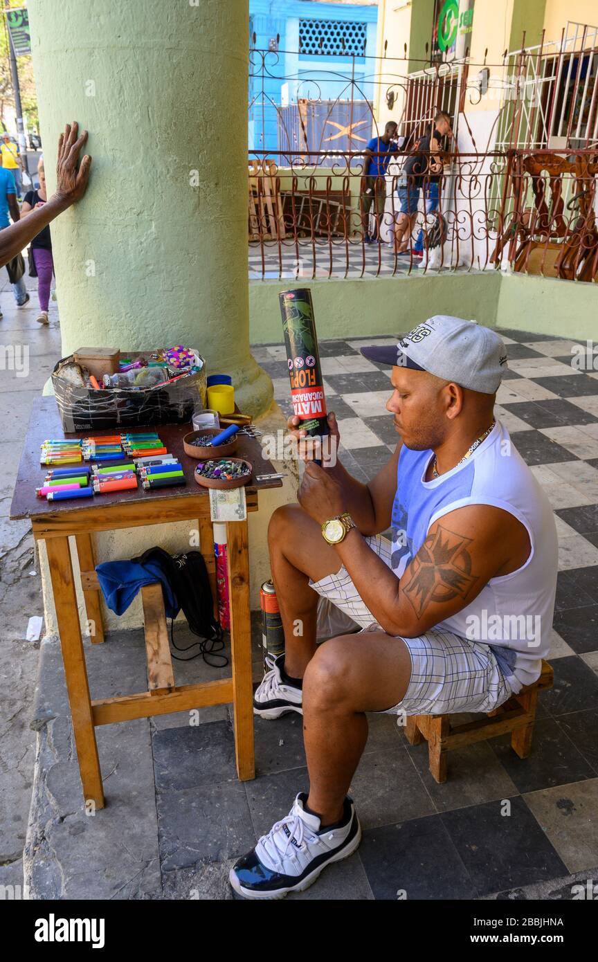 Die Auffüllung von Butanfeuerzeugen, Havanna, Kuba Stockfoto