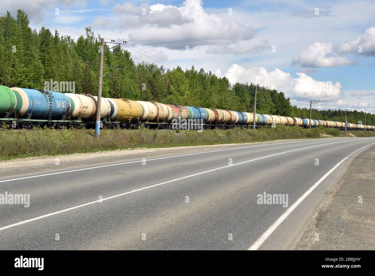 Ein Konvoi von Öltankern in der Nähe der Stadt Tarko-Sale im autonomen territory.northern Russland Jamalo-Nenzen. Stockfoto