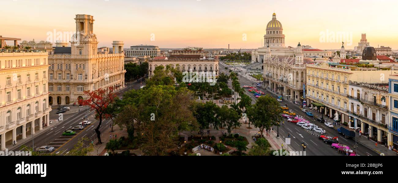 Panorama des Parque Centrale mit Gran Hotel Manzana Kempinski, Nationalmuseum der schönen Künste, El Capitolio oder dem nationalen Kapitolgebäude, Gran Teatro de La Habana und dem Hotel Inglaterra, Havanna, Kuba Stockfoto