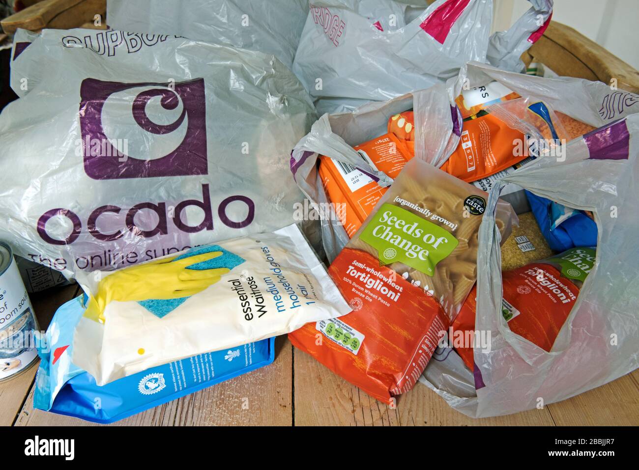 Lebensmittel, die von Ocado in Taschen auf dem Küchentisch geliefert werden Stockfoto