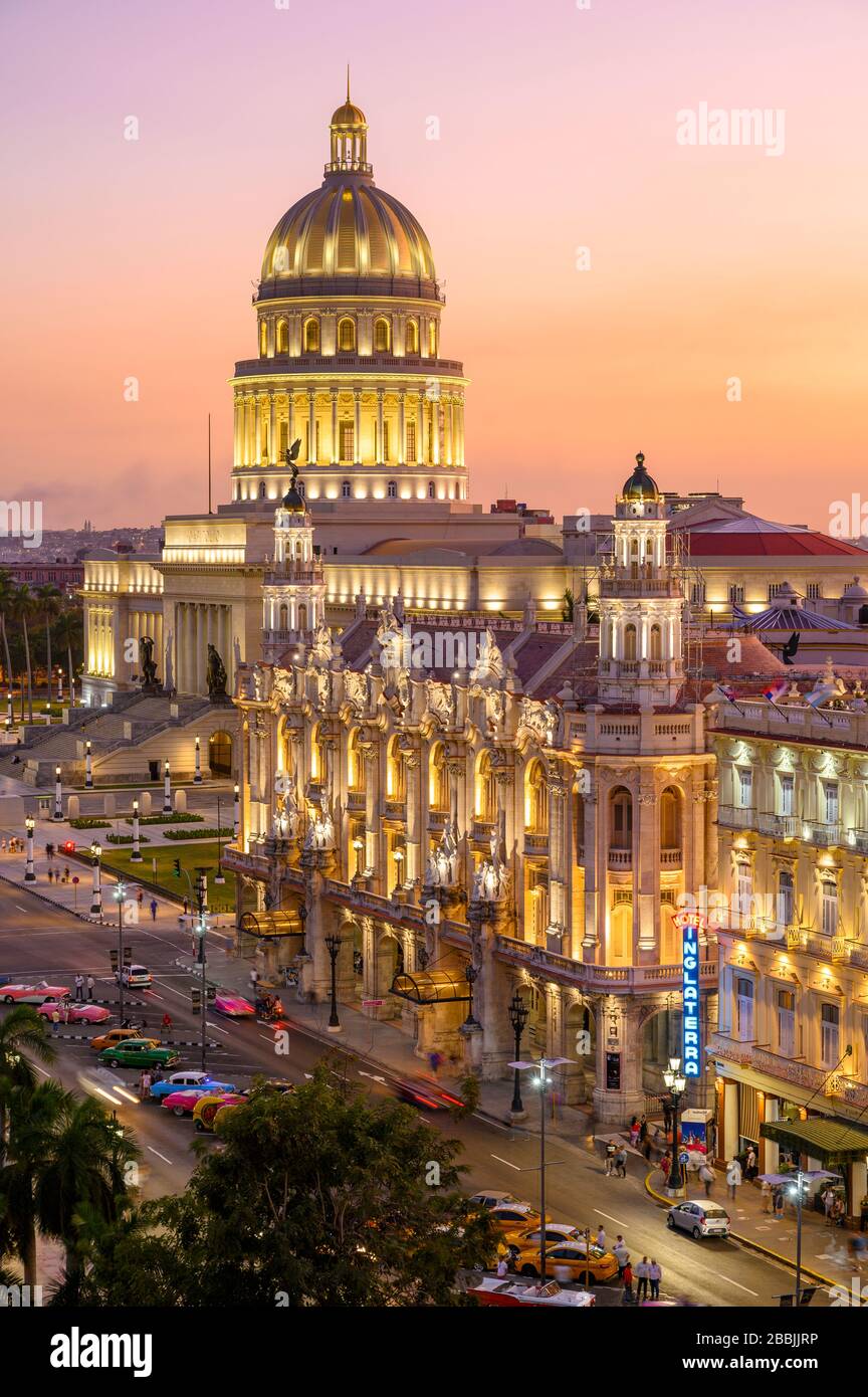 Parque Centrale mit El Capitolio oder dem National Capitol Building, Gran Teatro de La Habana und dem Hotel Inglaterra, Havanna, Kuba Stockfoto
