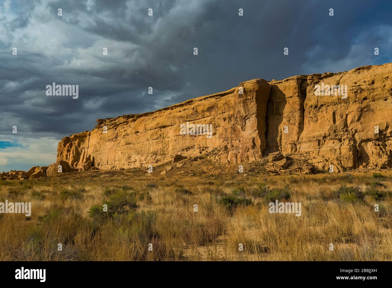 Klippen hinter dem großen Haus von Chetro Ketl im Chaco-Kultur-Nationalpark, New Mexico, USA Stockfoto