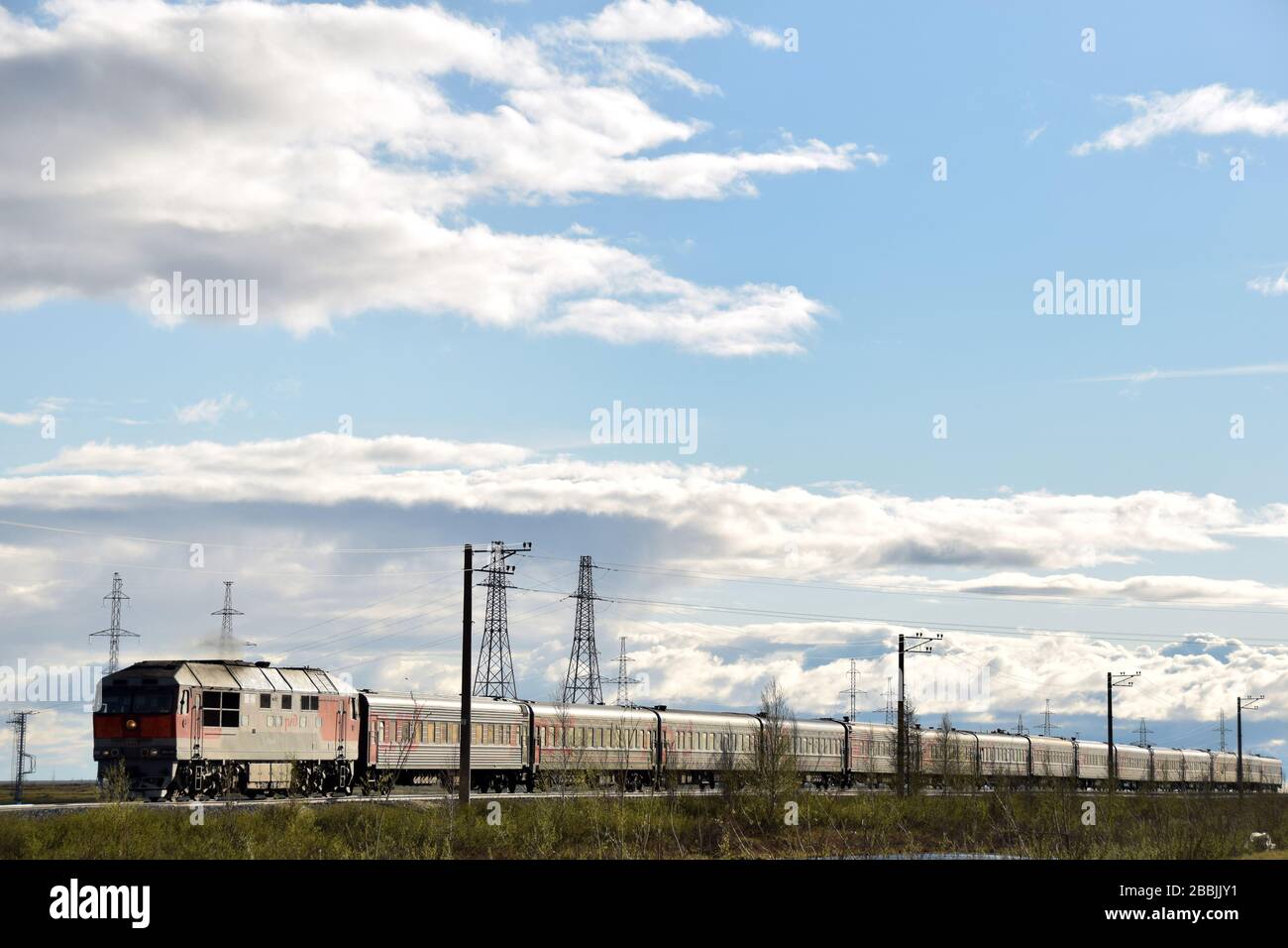 Ein Personenzug in der Nähe der Stadt Novy Urengoy im autonomen Gebiet Jamalo-Nenetz, im Norden Russlands. Die Lokomotive ist eine TEP-70 Diesel. Stockfoto