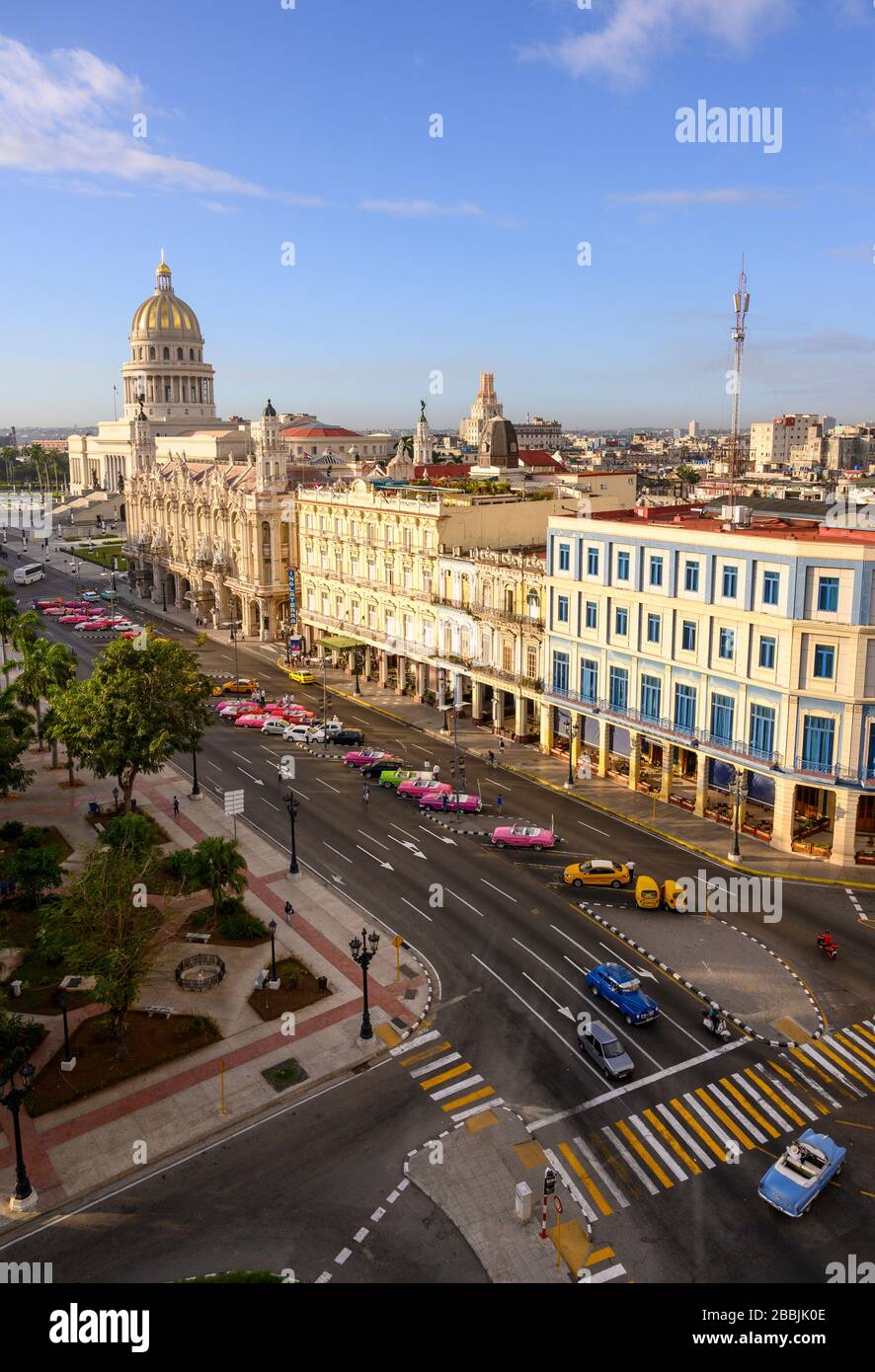 Parque Centrale mit El Capitolio oder dem National Capitol Building, Gran Teatro de La Habana und dem Hotel Inglaterra, Havanna, Kuba Stockfoto