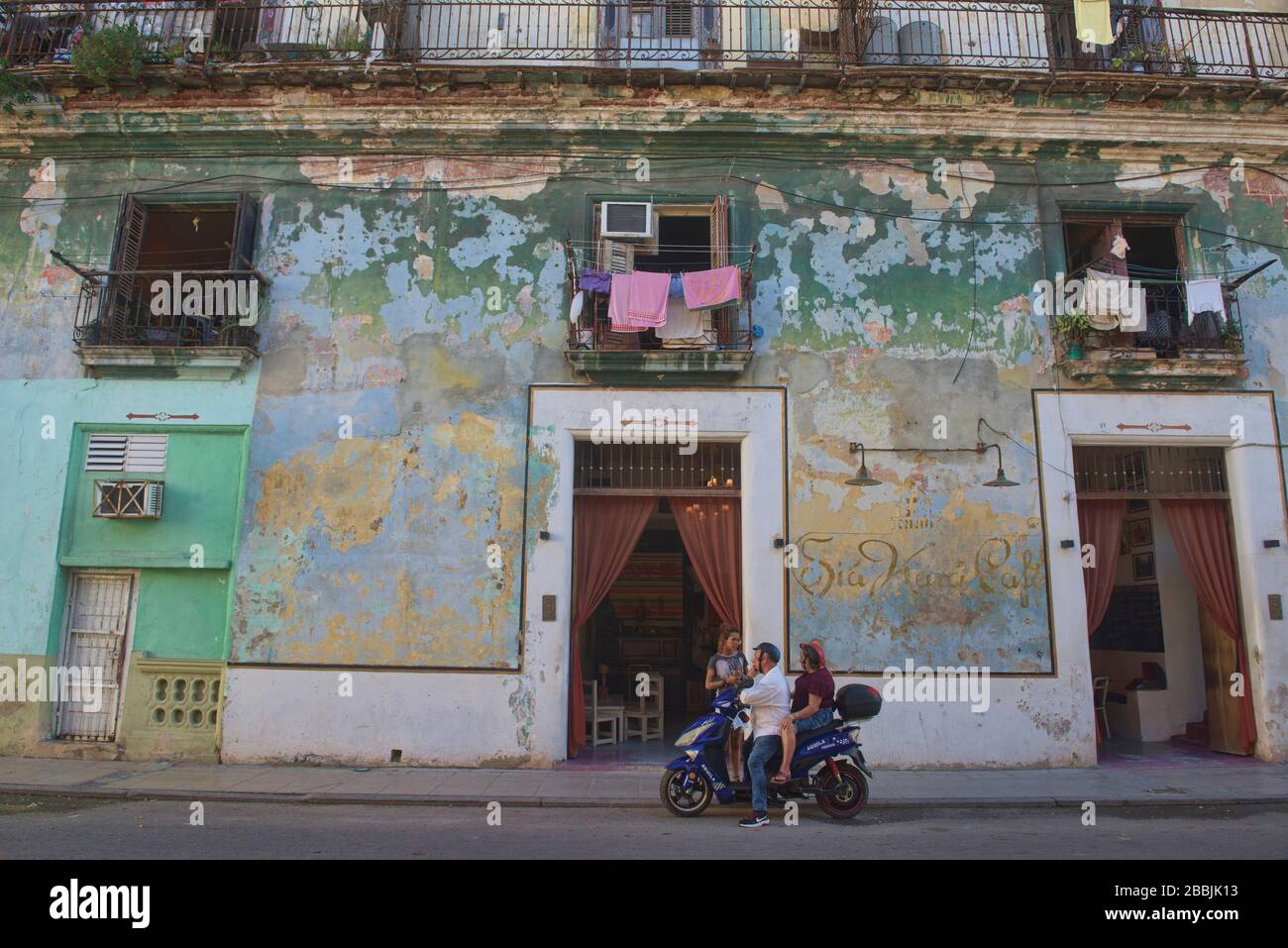 Zerfallende Architektur und Tuk-Tuk in Havanna Vieja, Havanna, Kuba Stockfoto
