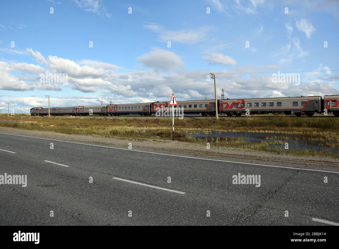 Ein Personenzug in der Nähe der Stadt Novy Urengoy im autonomen Gebiet Jamalo-Nenetz, im Norden Russlands. Die Lokomotive ist eine TEP-70 Diesel. Stockfoto
