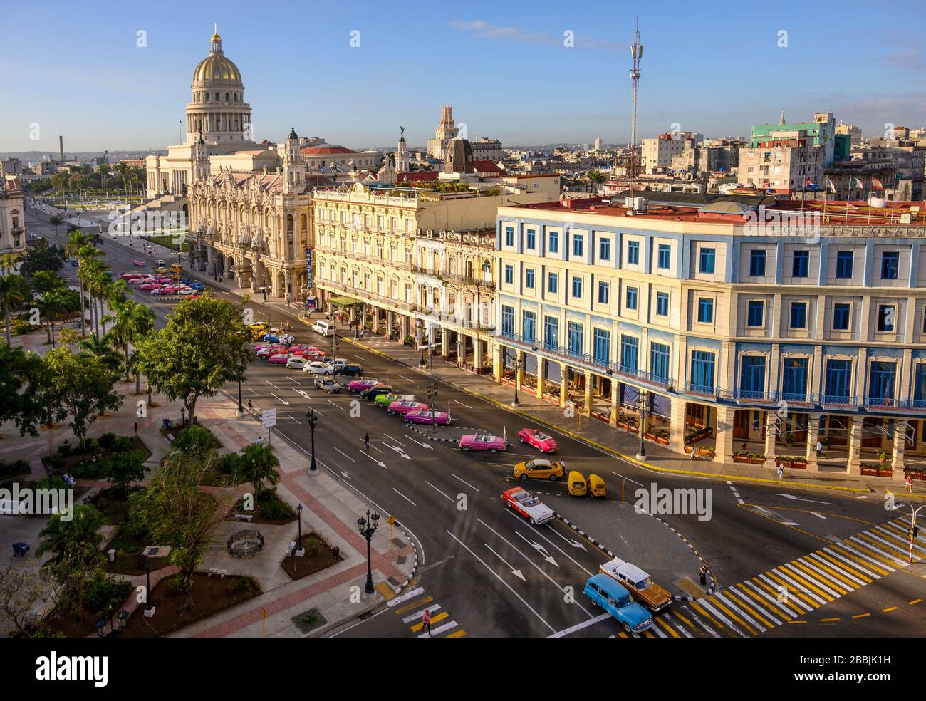Parque Centrale mit El Capitolio oder dem nationalen Kapitolgebäude, dem Gran Teatro de La Habana und dem Hotel Inglaterra und dem Hotel Telegrafo, Havanna, Kuba Stockfoto