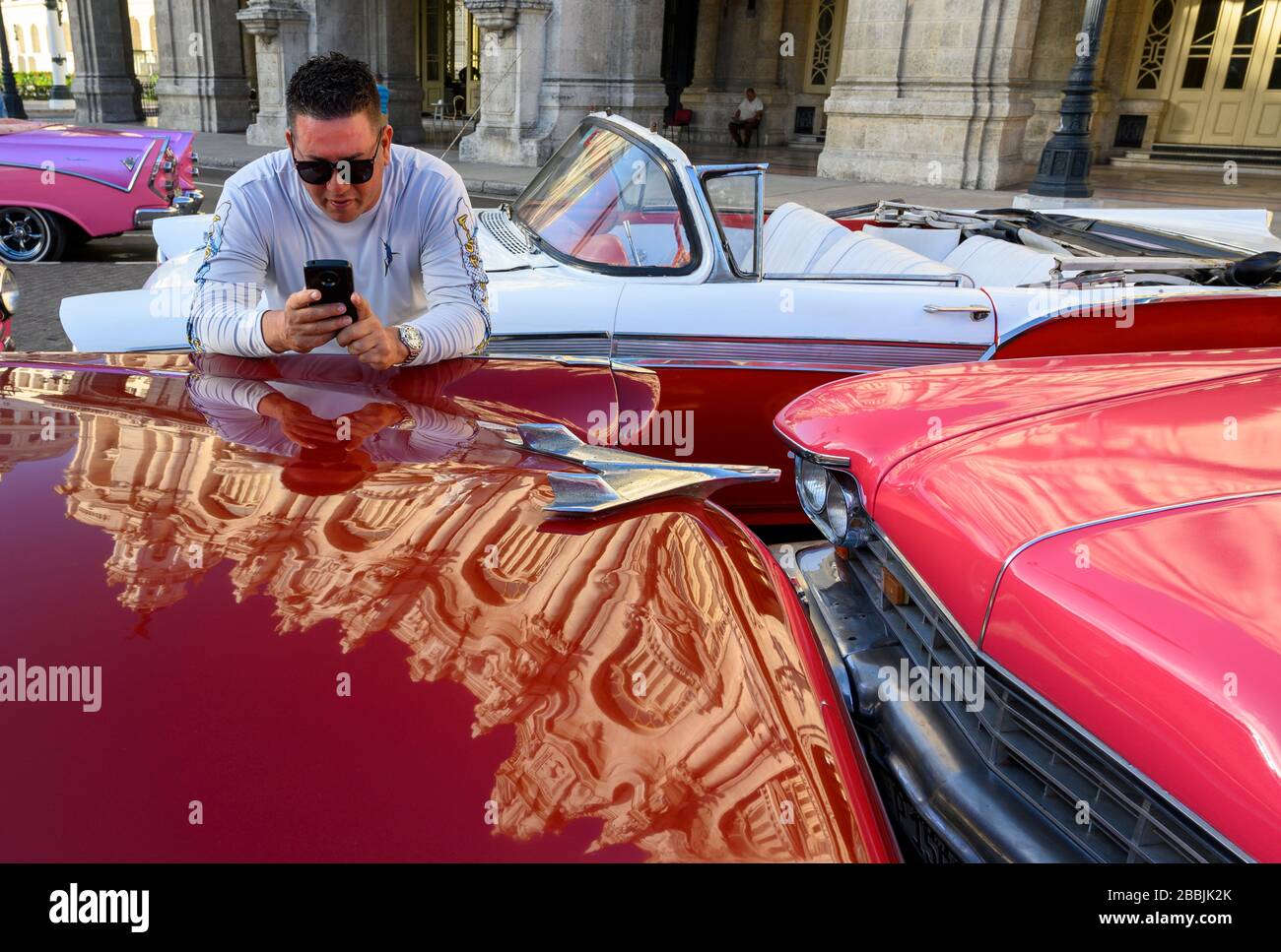 Klassische amerikanische Fünfziger-Autos mit Reflektion des Gran Teatro de La Habana, Havanna, Kuba Stockfoto