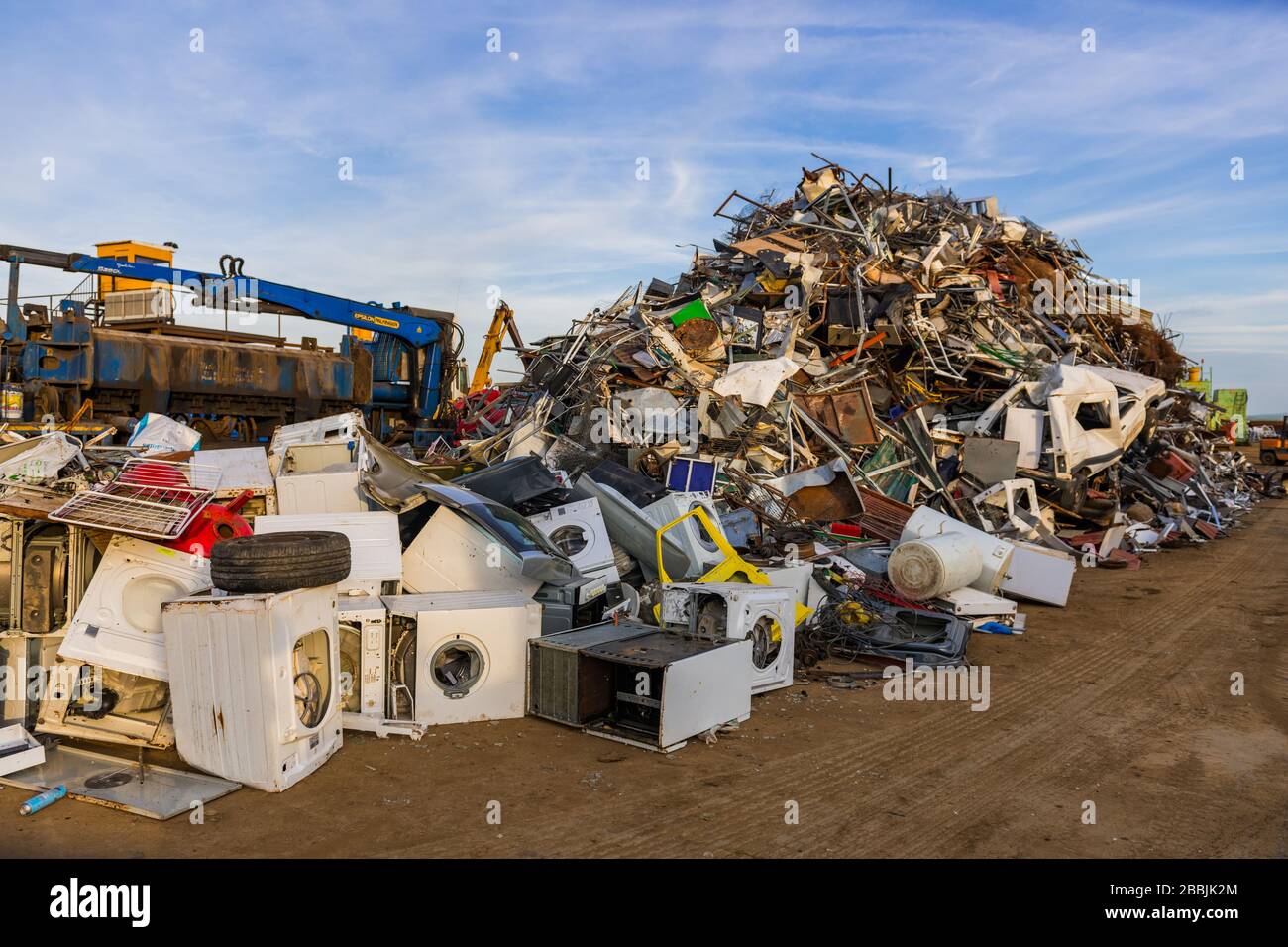 Ein riesiger Berg mit hauptsächlich Metallmüll in einem Schrottplatz Stockfoto
