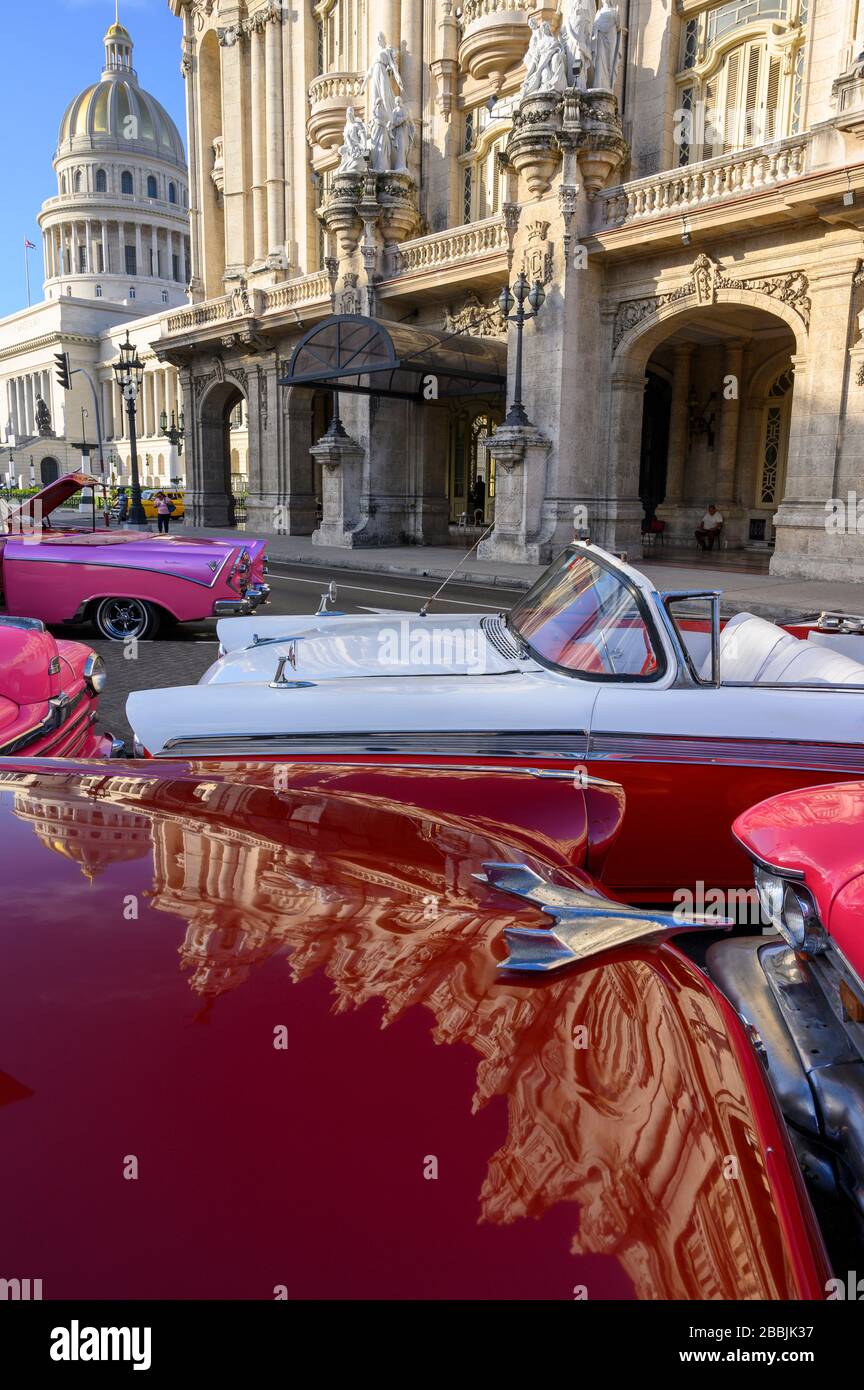 Klassische amerikanische Fünfziger-Autos mit Rückbesinnung auf El Capitolio oder das National Capitol Building und Gran Teatro de La Habana, Havanna, Kuba Stockfoto