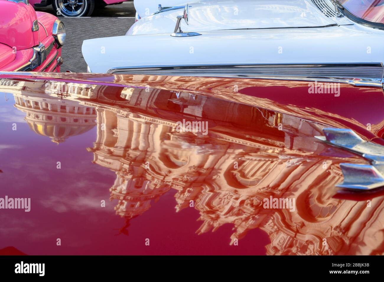 Klassische amerikanische Fünfziger-Autos mit Rückbesinnung auf El Capitolio oder das National Capitol Building und Gran Teatro de La Habana, Havanna, Kuba Stockfoto