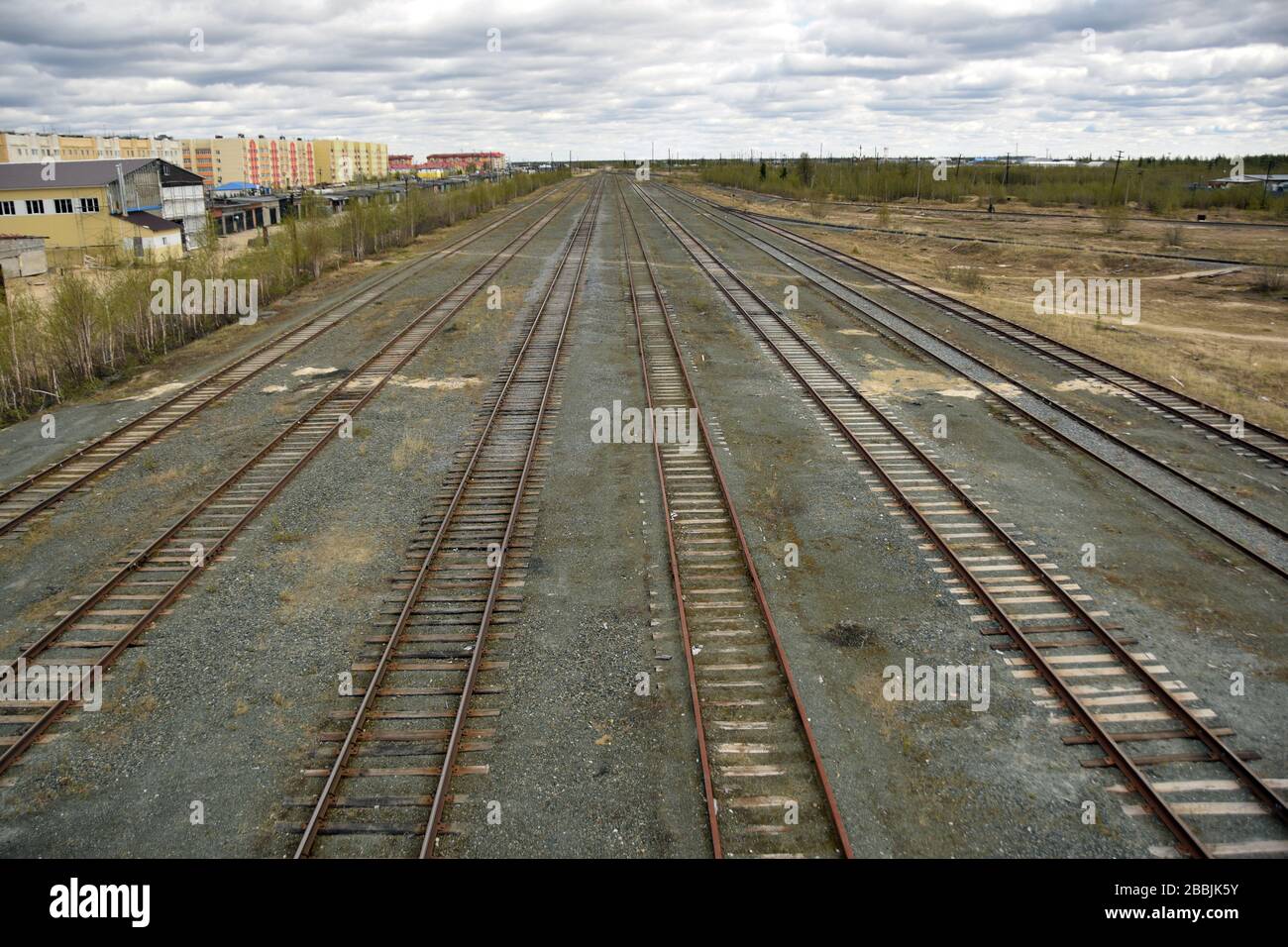 Die Gleise im Rangierbahnhof in der Stadt Pankody, Nordrussland im autonomen Gebiet Yamalo-Nenets. Stockfoto