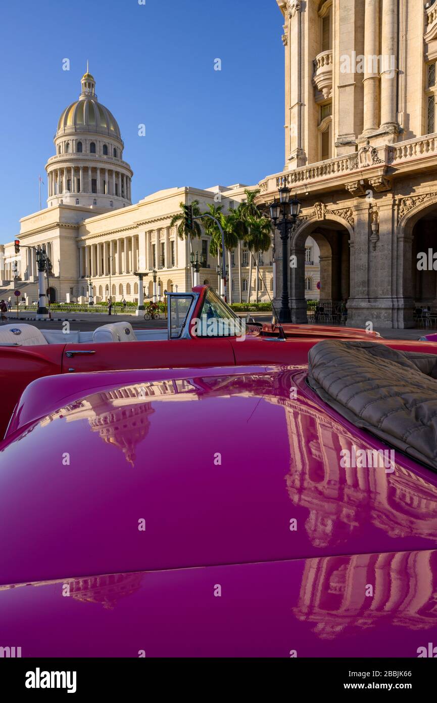 Klassische amerikanische Fünfziger-Autos und El Capitolio oder das National Capitol Building, Havanna, Kuba Stockfoto