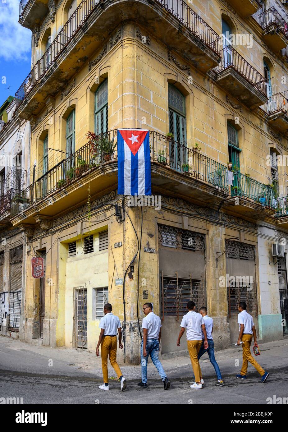 Schuljungen, Gebäude und Fahne in Brasilien und Aguacate, Havanna, Kuba Stockfoto
