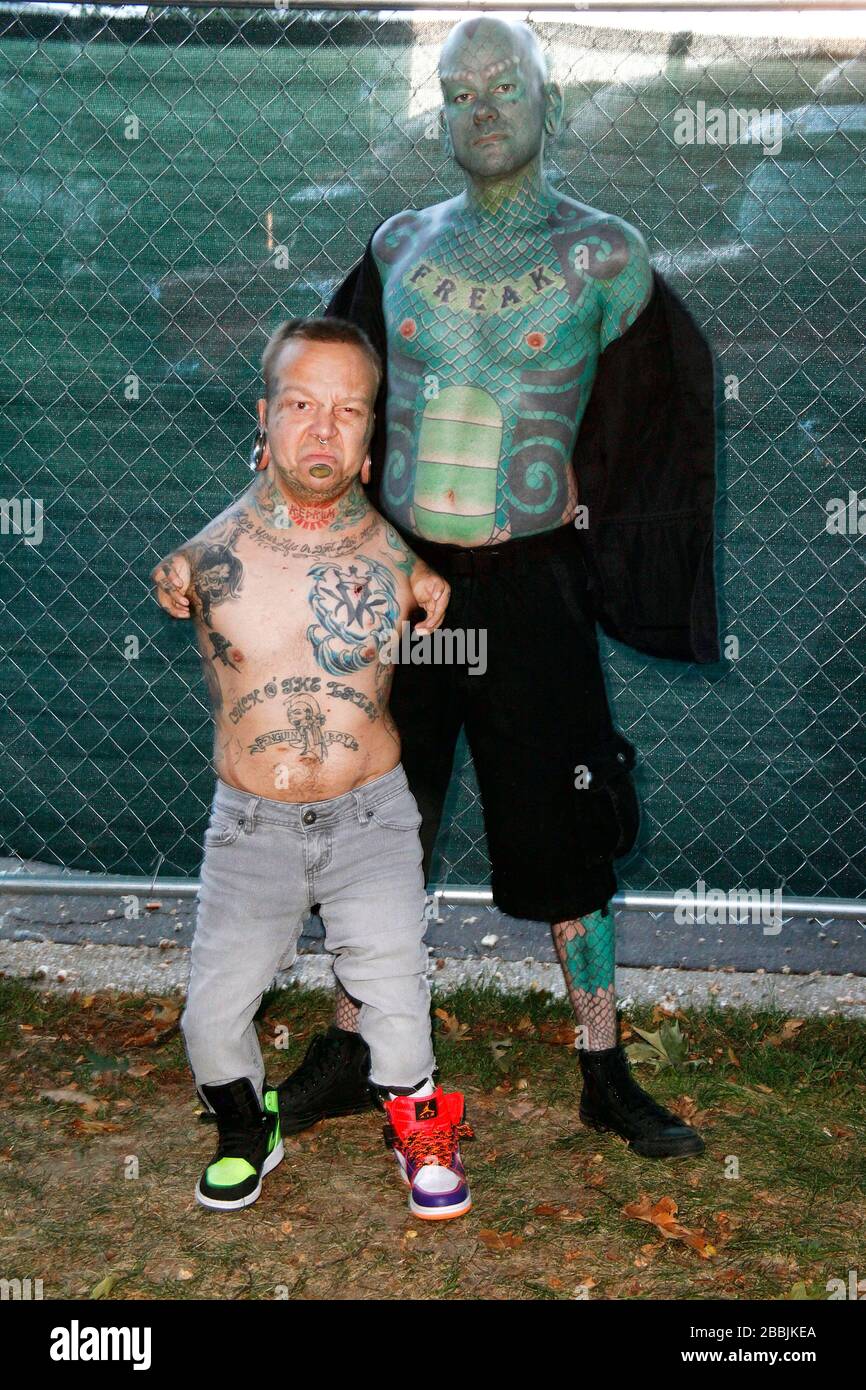 BALTIMORE, MD - 19. SEPTEMBER: Erik Sprague, bekannt als The Lizardman pictured with Jason Brott known as Penguin boy backstage at the 2015 Shindig Music Festival at Carroll Park in Baltimore, MD on September 19, 2015 Credit: Scott Weiner / MediaPunch Stockfoto