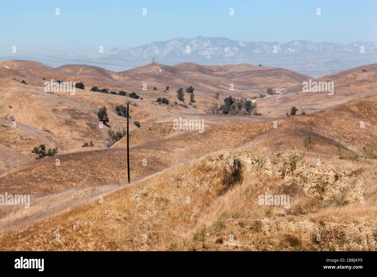 Blick auf den Bane Canyon und die San Bernardino Mountains in der Ferne, Chino Hills State Park, Chino, Kalifornien, Vereinigte Staaten, Nordamerika, Farbe Stockfoto