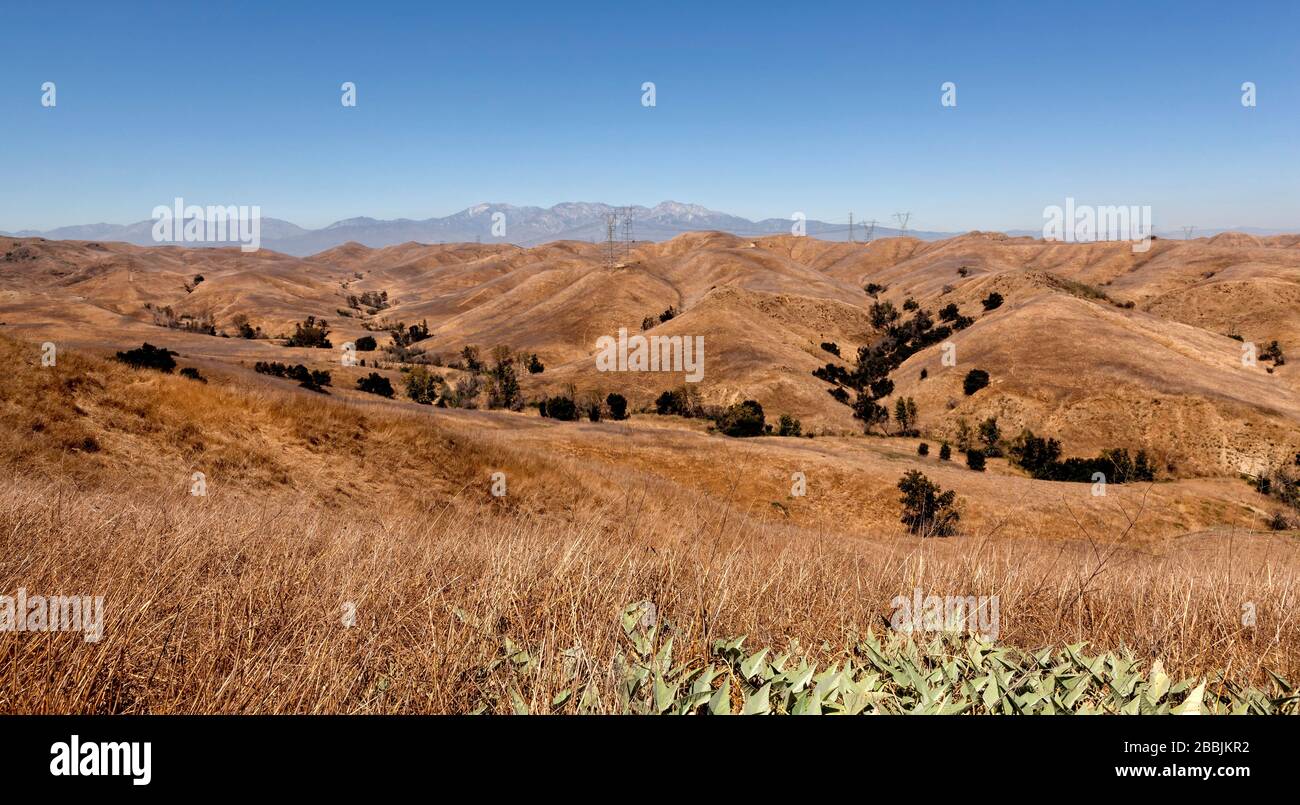 Alison Canyon und San Bernardino Mountains in der Ferne, Chino Hills State Park, Chino, Kalifornien, Vereinigte Staaten, Nordamerika Stockfoto