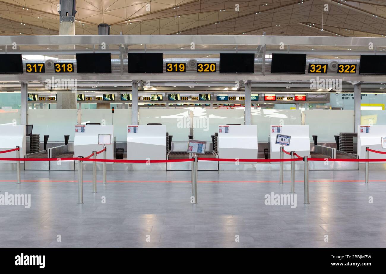St. Petersburg, Russland - 27. März 2020. Leerer Check-In-Schalter am Terminal des Flughafens Pulkovo aufgrund einer Coronavirus Pandemie/Covid-19-Ausbruchsruhe Stockfoto