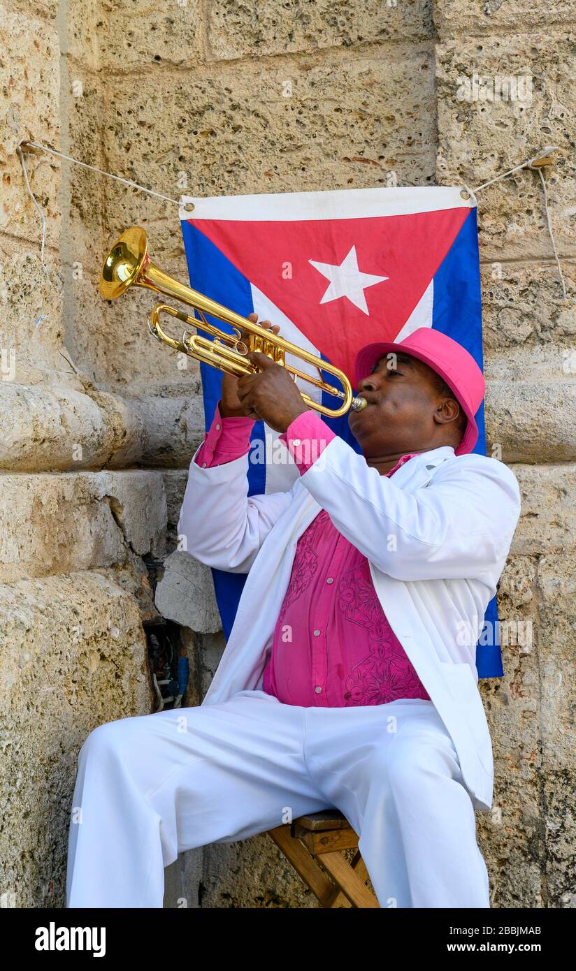 Trompeter in Havanna, Vieja mit Fahne, Kuba Stockfoto