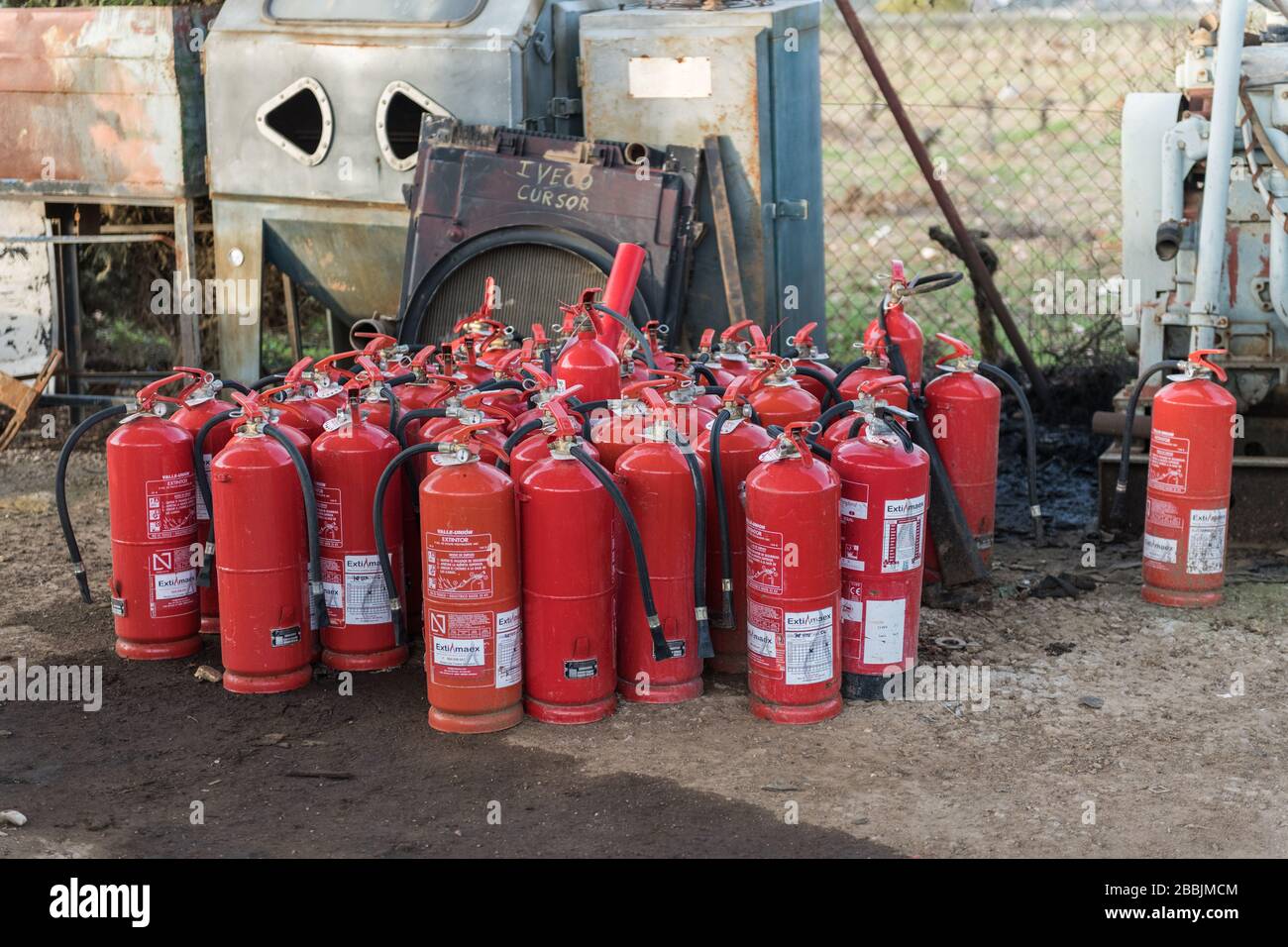 Viele leere Feuerlöscher sammelten sich in einem Schrottplatz an  Stockfotografie - Alamy