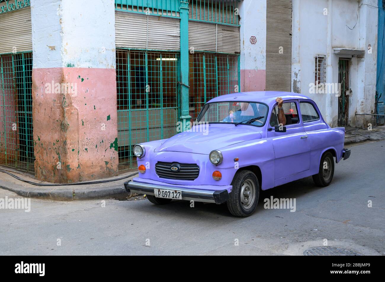 Violettes Auto, Havanna, Kuba Stockfoto