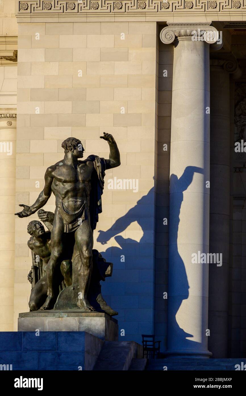 Statue der Arbeit, El Trabajo, des italienischen Künstlers Angelo Zanelli auf den Stufen von El Capitolio oder des nationalen Kapitolgebäudes, Havanna, Kuba Stockfoto
