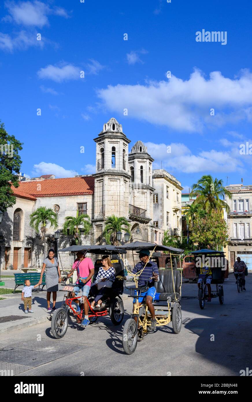 Fahrradtaxis in Iglesia del Santo Cristo del Buen Viaje befindet sich in Havanna Vieja, Havanna, Kuba Stockfoto