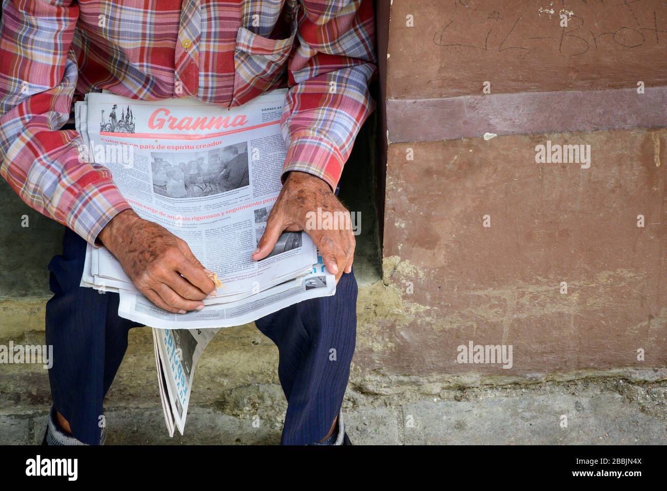 Granma, das Zeitungen verkauft, ist die offizielle Zeitung des Zentralkomitees der Kommunistischen Partei Kubas, Havanna, Kuba Stockfoto