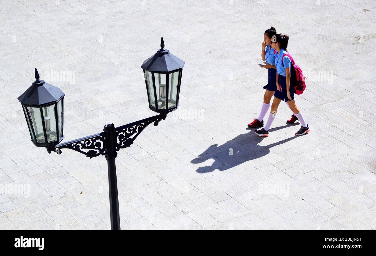 Kinder, die auf Paza del Cristo, Havanna, Kuba, spazieren gehen Stockfoto