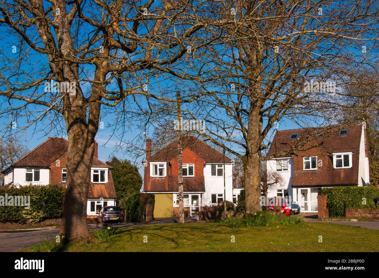 Mittelklasse-Häuser in einer suburbanen Sackgasse, Surrey, England Stockfoto